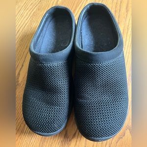 Merrell size 7.5 Auir Cushion slip ons